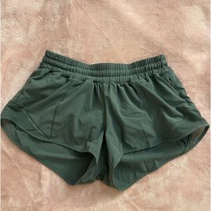 Lululemon Hotty Hot Shorts 2.5” Dark Forest with zippered card/key pocket,size 6